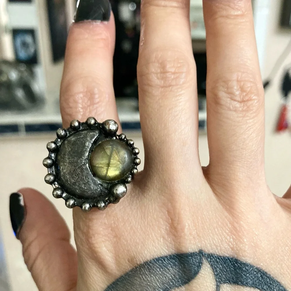 Natural green yellow iridescent labradorite gemstone crescent moon adjustable - Picture 5 of 11